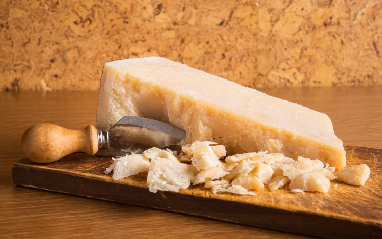 Formaggio grana con coltello